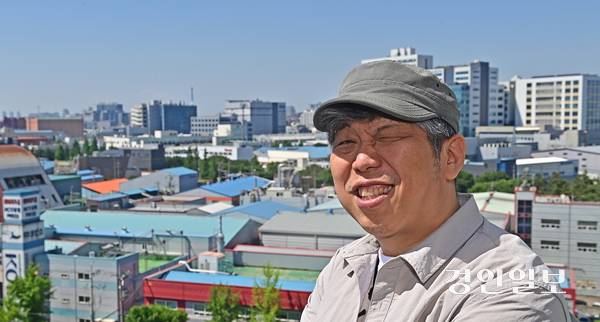 직업계고 학생의 중소기업 현장실습을 그린 영화 ‘3학년 2학기’(이란희 감독)의 신운섭 프로듀서가 인천 주안 작업실 인근에서 포즈를 취하고 있다. 신 프로듀서는 인터뷰에서 “사회에 첫발을 내딛는 직업계고 학생들이 진심 어린 환대와 격려를 받을 수 있는 사회가 됐으면 한다”고 강조했다. 2026.5.29 /조재현기자 jhc@kyeongin.com