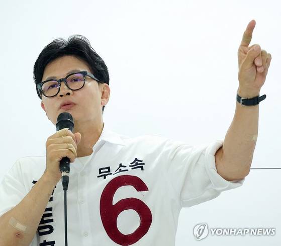 6·3 부산 북갑 국회의원 보궐선거에 출마한 무소속 한동훈 후보가 1일 오후 부산 북구 선거사무소에서 기자회견을 하고 있다. 〈사진출처=연합뉴스〉