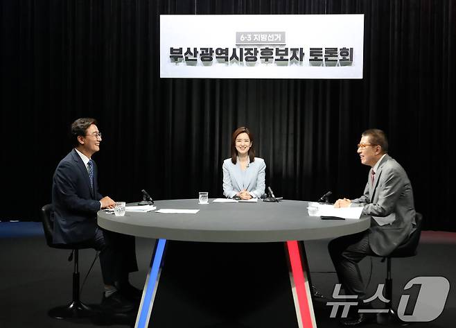 전재수 더불어민주당 부산시장 후보와 박형준 국민의힘 부산시장 후보가 12일 오후 부산 동구 부산MBC에서 열린 6·3 지방선거 부산시장 후보자 토론회에 앞서 리허설을 하고 있다. 2026.5.12 ⓒ 뉴스1 윤일지 기자