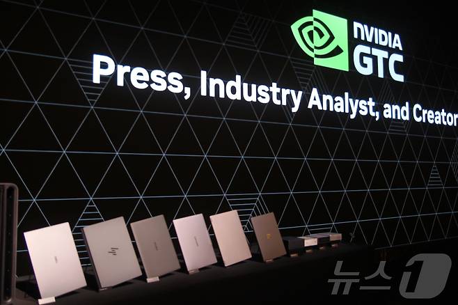 2일(현지시간) 젠슨 황 엔비디아 최고경영자(CEO)가 글로벌 기자간담회를 개최하는 대만 타이베이 소재 그랜드 하이라이호텔에 엔비디아가 주요 컴퓨팅 업체와 협업해 생산한 노트북 제품이 진열돼 있다.2026.6.2 ⓒ 뉴스1 김민재 기자