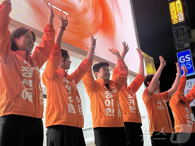 개혁신당 정이한 부산시장 후보와 고귀한 연제구의원 후보, 정선애 부산시의회 비례대표 후보, 신유림 부산진구의원 후보, 권민찬 금정구의원 후보가 제9회 전국동시지방선거를 하루 앞둔 2일 오후 마지막 유세로 부산 부산진구 영광도서 일대에서 시민들에게 인사하고 있다. 2026.6.2 ⓒ 뉴스1 박서현 기자
