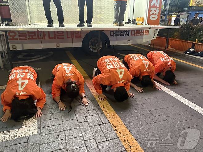 개혁신당 정이한 부산시장 후보와 고귀한 연제구의원 후보, 정선애 부산시의회 비례대표 후보, 신유림 부산진구의원 후보, 권민찬 금정구의원 후보가 제9회 전국동시지방선거를 하루 앞둔 2일 오후 8시 마지막 유세에서 시민들에게 큰절을 하고 있다. ⓒ 뉴스1 박서현 기자