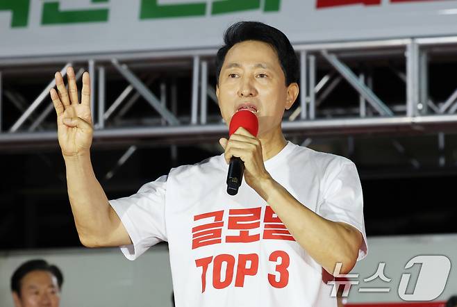 오세훈 국민의힘 서울시장 후보가 2일 서울 서대문구 신촌역 스타광장에서 열린 파이널 유세에서 지지를 호소하고 있다. 2026.6.2 ⓒ 뉴스1 박지혜 기자