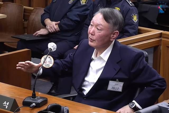 윤석열 전 대통령이 지난해 11월 19일 한덕수 전 국무총리의 내란 중요임무 종사 혐의 속행 공판에 증인으로 출석해 발언하고 있다. /서울중앙지법