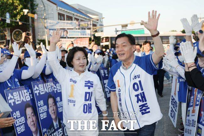 지난달 30일 수원행궁광장에서 더불어민주당 이재준 수원시장 후보(오른쪽)와 추미애 경기지사 후보(왼쪽)가 합동유세를 하고 있다. /이재준 후보 선거캠프