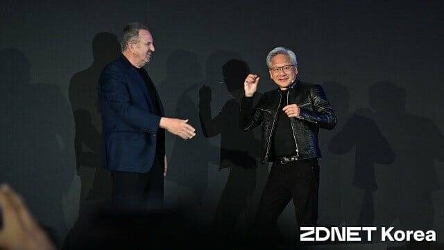 젠슨 황 엔비디아 CEO가 기조연설 무대에 등장했다. (사진=지디넷코리아)