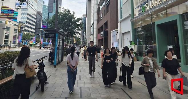 제9회 전국동시지방선거를 이틀 앞둔 1일 오후 2시께 서울 강남역 10번 출구 앞은 평일 낮임에도 각지에서 모여든 직장인과 시민들로 북적였다. 아시아경제는 서울시민들의 속내를 들여다보기 위해 25개구 자치구의 민심이 교차하는 강남역 현장을 찾았다. 심성아 기자