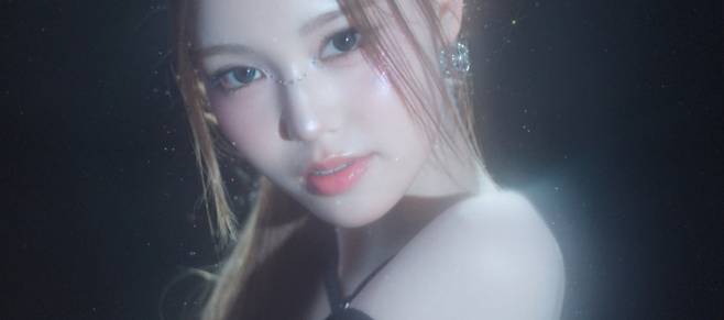 이즈나, 신곡 첫 MV 티저 공개 (제공: 웨이크원)