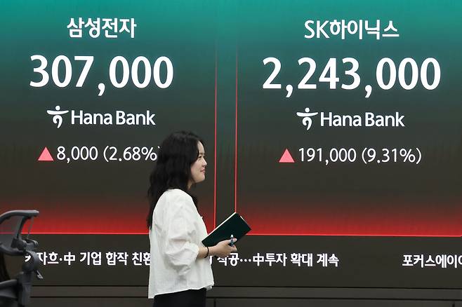 27일 서울 중구 하나은행 본점 딜링룸 현황판에 삼성전자, SK하이닉스 종가가 표시돼 있다./연합뉴스 제공.