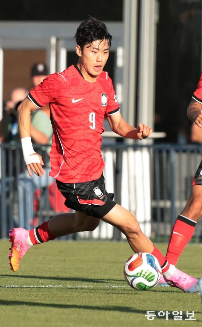 한국 축구 대표팀 수비수 이기혁이 지난달 31일 미국 유타주 프로보에서 열린 트리니다드토바고와의 평가전에서 드리블을 하고 있다. 이날 이기혁은 탄탄한 수비와 날카로운 패스로 한국의 5-0 완승에 힘을 보탰다.
프로보=박형기 기자 oneshot@donga.com