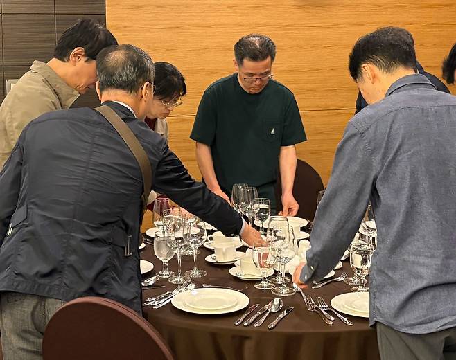 지난 달 21일 중장년 실습생들이 양식 요리에 맞춰 포크, 나이프, 냅킨 등을 배열하고 있다. 서울중장년내일센터 제공