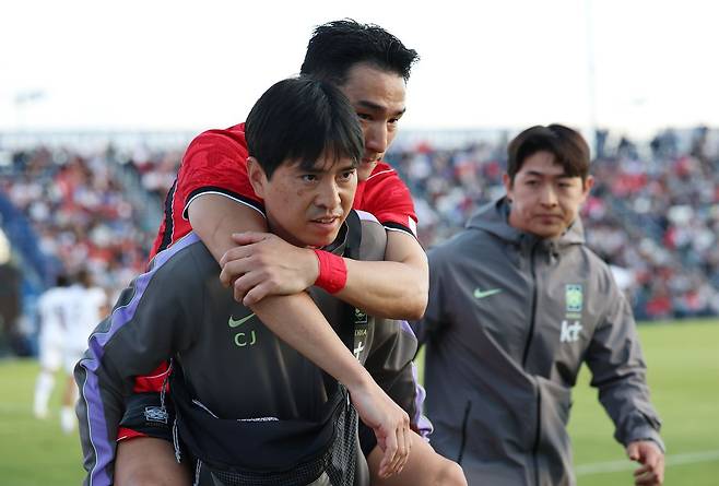 트리니다드토바고전에서 부상으로 그라운드를 떠나는 조유민(가운데). 연합뉴스