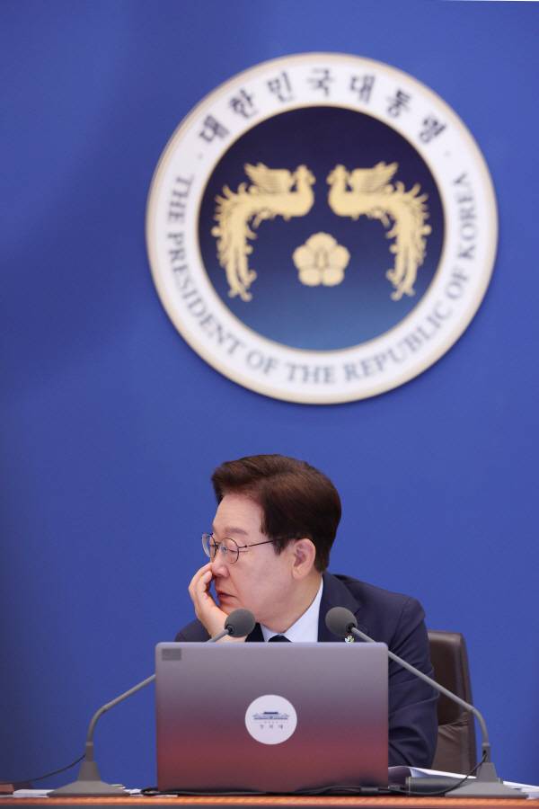 이재명 대통령이 2일 청와대에서 열린 국무회의 겸 비상경제점검회의에서 참석자 발언을 듣고 있다. 연합뉴스