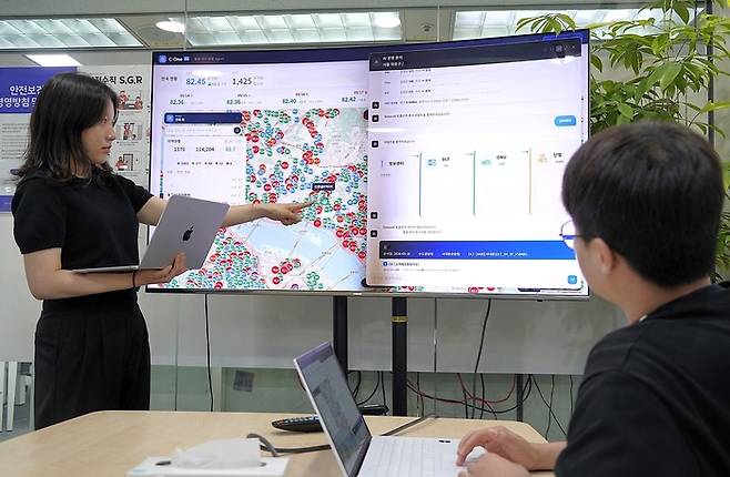 SK브로드밴드 직원들이 AI 관제·진단 에이전트 ‘C-One’을 통해 네트워크 품질 모니터링하고 있다. SK브로드밴드