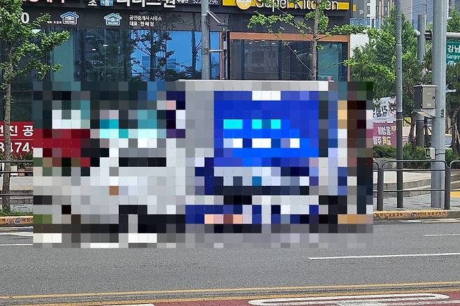 지난 29일 서울 서초구 서이초 앞 어린이보호구역 내 주차된 선거 유세 차량. 해당 차량은 2시간가량 해당 자리에 주차됐다. 이우중 수습기자