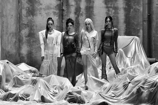 레모네이드(LEMONADE)는 기존 세계관을 한층 더 확장시키는 연출을 보여준다/사진제공=SM엔터테인먼트