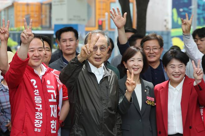 이명박 전 대통령이 1일 서울 성동구 서울숲을 방문해 국민의힘 후보 지원 유세에 나서며 포즈를 취하고 있다. 연합뉴스