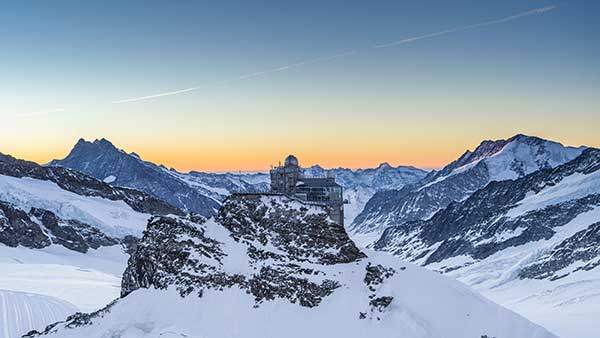 융프라우(4,158m)와 묀히(4,107m) 사이 능선에 자리한 스핑크스 전망대(융프라우요흐역 지상 전망대).