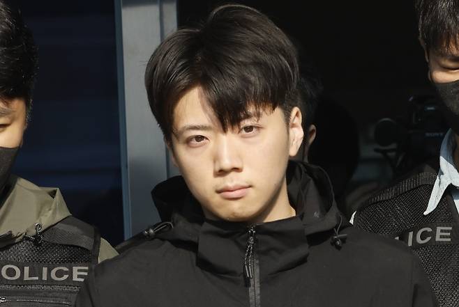 광주 여고생 살해 사건 피의자 장윤기가 지난달 14일 광주 서부경찰서에서 검찰로 송치되고 있다. 뉴스1