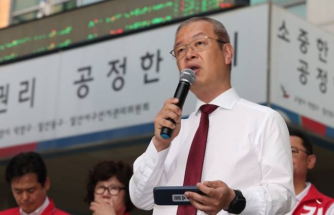 정문식 국민의힘 고양정 당협위원장이 2일 오후 일산서구선관위 앞에서 동료 당직자들과 삭발 후 투표참관인 256명에 대한 접수 처리를 촉구하고 있다.