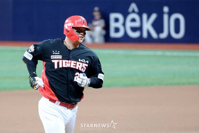 기아 7번타자 한준수가 27일 고척스카이돔에서 열리는 2026KBO리그 키움히어로즈와 기아타이거즈 경기 8회초 나성범에 이어 알칸타라를 상대로 솔로홈런을 터트린 후 홈인하고 있다. 2026.05.27. 나성범의 홈런을 축하했던 한준수 그도 알칸타라를 통타합니다. '큰절을 하고 싶지만......' 폴더인사로 대신합니다 /사진=강영조 선임기자