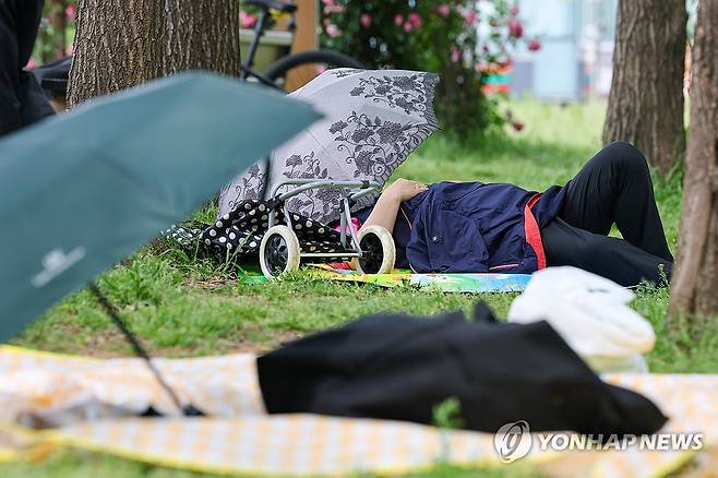 무더운 연휴 마지막 날 (서울=연합뉴스) 서대연 기자 = 서울 한낮 기온이 30도까지 오르며 더운 날씨를 보인 25일 서울 서초구 반포한강공원 그늘 밑에서 시민들이 나들이를 즐기고 있다. 2026.5.25 dwise@yna.co.kr