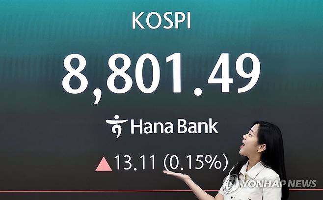 코스피, 8,800대 상승 마감…또 사상 최고치 (서울=연합뉴스) 김인철 기자 = 2일 서울 중구 하나은행 딜링룸 현황판에 코스피 등이 표시되고 있다.
이날 코스피는 전 거래일 대비 13.11포인트(0.15%) 오른 8,801.49에, 코스닥은 24.00포인트(2.29%) 내린 1,026.03에 장을 마감했다. 2026.6.2 yatoya@yna.co.kr