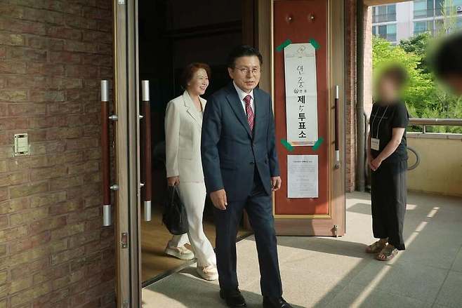 ▲자유와혁신 황교안 후보가 3일 배우자와 함께 현화고교에서 투표했다. /사진제공=황교안 후보 SNS갈무리