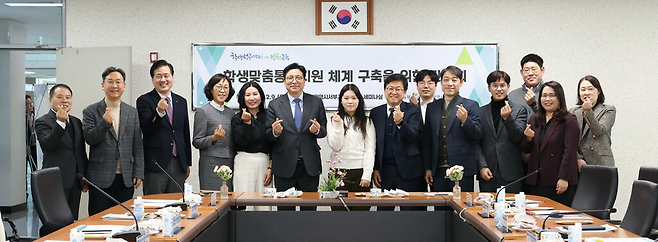 ▲ 지난 2월9일 인천시의회에서 도성훈 인천시교육감과 이용창 교육위원장, 정종혁 의원이 참여한 '학생 맞춤 통합지원 체계 구축 간담회'가 열린 가운데 참석자들이 기념사진을 촬영하고 있다. /사진제공=인천시의회
