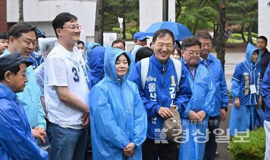 ▲ 김상욱 더불어민주당 울산시장 후보가 2일 김종훈 진보당 전 울산시장 후보, 황명필 조국혁신당 전 울산시장 후보 등과 함께 울산대공원 동문광장에 있는 평화의 소녀상을 참배하고 있다. 김동수기자 dskim@ksilbo.co.kr