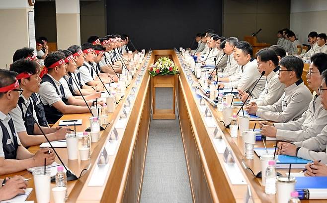 현대차 노사 관계자들이 지난달 6일 현대차 울산공장 본관 동행룸에서 2026년 임금협상 상견례를 하고 있다. /사진=현대차