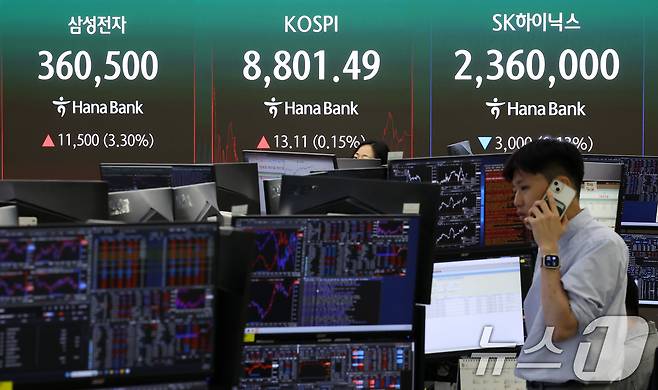코스피 지수가 8800선을 돌파하며 최고치를 경신한 2일 서울 중구 하나은행 본점 딜링룸 전광판에 종가가 나오고 있다. 2026.6.2 ⓒ 뉴스1 김성진 기자