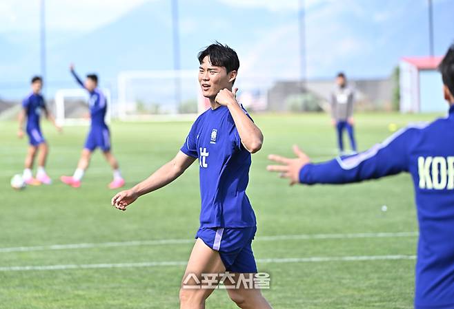 축구국가대표팀의 오현규가 지난달 28일(한국시간) 미국 유타주 헤리먼 자이언스 뱅크 트레이닝 센터에서 훈련 중 동료들과 이야기를 나누고 있다. 헤리먼(미 유타주) | 박진업 기자 upandup@sportsseoul.com