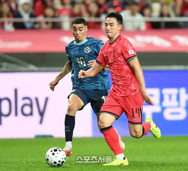 조유민이 지난해 10월14일 서울월드컵경기장에서 열린 남자 축구 국가대표 평가전 파라과이와 경기에서 상대를 따돌리고 드리블을 하고 있다.