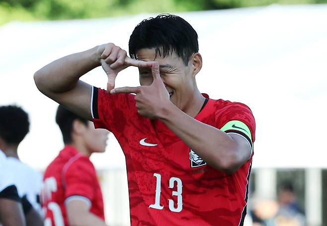 한국 축구대표팀 '캡틴' 손흥민이 지난달 30일 미국 유타주 솔트레이크시티의 브리검영 대학교 BYU 사우스필드 경기장에서 열린 트리니다드토바고와 평가전에서 골을 넣고 '찰칵' 세리머니를 하고 있다. 프로보=뉴스1