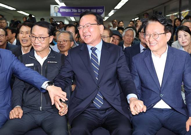 김부겸(가운데) 더불어민주당 대구시장 후보가 3일 대구 달서구 두류네거리 선거사무소에서 출구조사 결과를 보고 환호하고 있다. 대구=연합뉴스