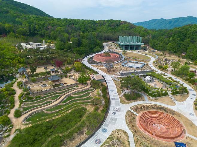 하늘에서 본 경기도 양평 메덩골정원. 지난해 문 연 한국정원에 이어 현대정원이 6월 2일이 개관했다. 전체 7만3000㎡( 약 2만2000평) 규모다. 백종현 기자