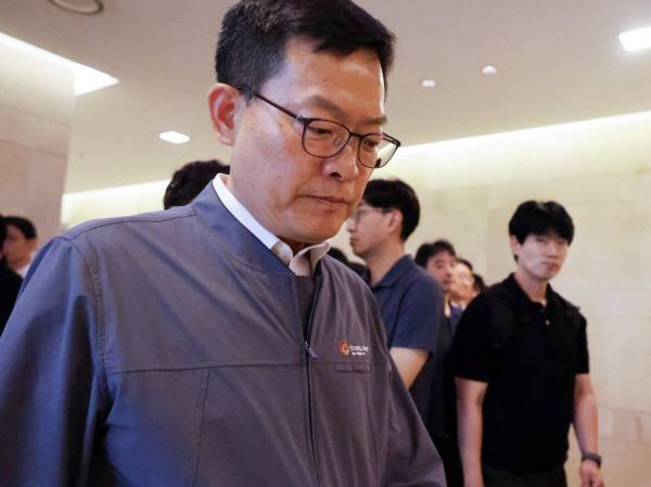 한화에어로스페이스 대전사업장 폭발 사고 사망자의 신원확인이 완료된 3일 손재일 한화에어로스페이스 대표가 대전 유성구의 한 병원 장례식장에서 유가족들을 만난 뒤 나가고 있다. 연합뉴스