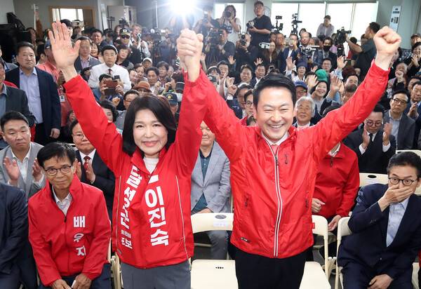▲국민의힘 장동혁 대표와 이진숙 달성군 국회의원 보궐선거 예비후보가 지난달 10일 대구 달성군 이 예비후보 선거사무소 개소식에서 손잡고 파이팅하고 있다. ⓒ연합뉴스