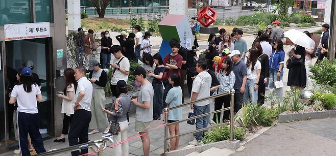 3일 서울 관악구의회에 마련된 청룡동 제5투표소에서 시민들이 투표를 하기 위해 줄을 서 있다. 이승환 기자