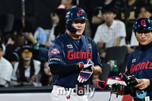 6일 경기도 수원 KT위즈파크에서 열린 '2026 신한 SOL BANK KBO리그' 롯데 자이언츠 와 KT 위즈 경기. 롯데 나승엽이 7회초 무사 2루에 안타를 친 후 기뻐하고 있다./마이데일리