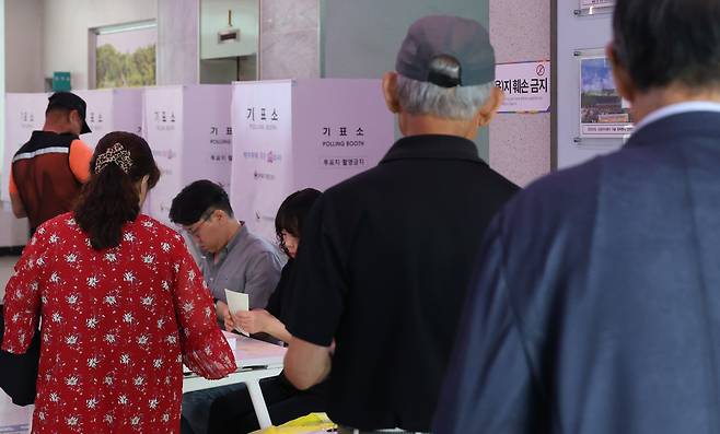 제9회 전국동시지방선거 본투표일인 3일 충북 청주시 흥덕구 서청주우체국에 마련된 투표소에서 주민들이 투표하기 위해 줄을 서고 있다 . <연합뉴스>