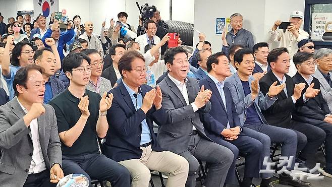 6·3 지방선거 선거일인 3일 부산 부산진구 더불어민주당 전재수 부산시장 후보 캠프에 모인 당직자와 지지자들이 출구조사 발표 직후 환호하고 있다. 박진홍 기자