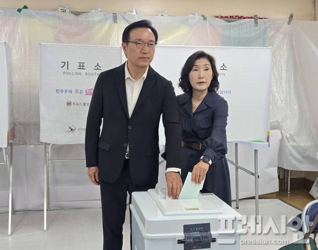 ▲제9회 전국동시지방선거 당일인 3일 투표에 참여한 임태희 경기도교육감 후보. ⓒ임태희 선거캠프