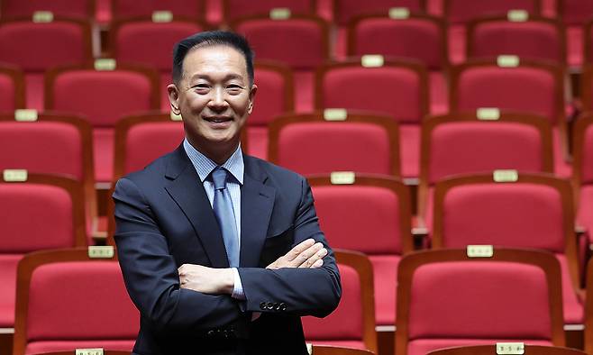 고영근 마포문화재단 대표이사가 지난 5월 21일 마포아트센터 아트홀맥 객석에서 극장 특징을 설명하며 취임 1년의 변화와 앞으로의 구상을 밝히고 있다. 이재문 기자