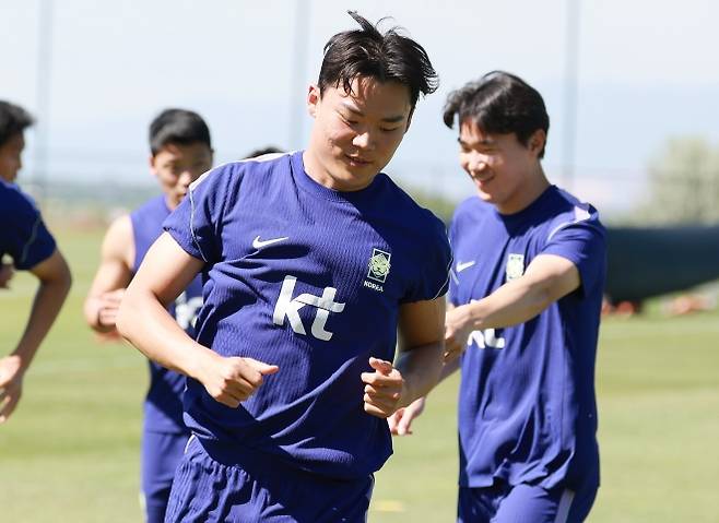 가볍게 몸 푸는 오현규 - (헤리먼(유타주)=뉴스1) 임세영 기자 = 대한민국 축구대표팀 오현규가 2일(현지시간) 미국 유타주 헤리먼에 위치한 자이언스뱅크 트레이닝센터에서 훈련을 하고 있다. 2026.6.3/뉴스1