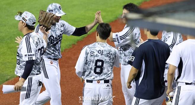 두산 베어스 웨스 벤자민(왼쪽에서 2번째)이 2일 서울 잠실야구장에서 열린 한화 이글스와 2026 신한 SOL KBO리그 홈경기에 선발 등판해 이닝을 실점 없이 막아내고 동료들의 환영을 받으며 더그아웃으로 향하고 있다. /사진=김진경 대기자