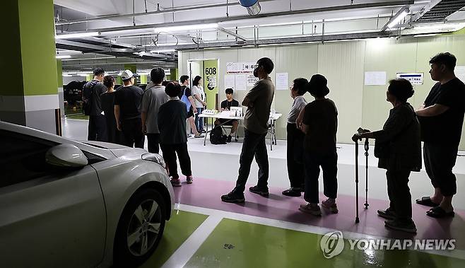 아파트 주차장에 설치된 투표소 (서울=연합뉴스) 이진욱 기자 = 6·3 지방선거일인 3일 서울 성북구 길음뉴타운 아파트 주차장에 설치된 투표소에서 시민들이 투표를 위해 대기해 있다. 2026.6.3 cityboy@yna.co.kr