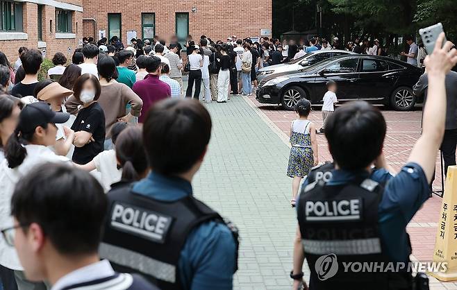 '용지부족' 투표 중지에 오랜시간 대기하는 유권자들 (서울=연합뉴스) 김주형 기자 = 6·3 지방선거 본투표일인 3일 서울 송파구 잠실2동 6투표소에서 투표용지 부족으로 유권자들이 대기하는 등 혼란이 빚어지고 있다. 2026.6.3 kjhpress@yna.co.kr