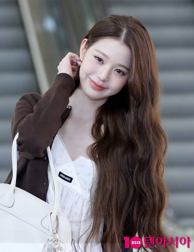 그룹 아이브 장원영이 공항에서 포착돼 인사하고 있다. 장원영은 2025 AAA에 MC로 발탁됐다. 6년 연속이다./사진 = 텐아시아 DB